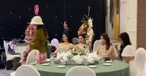 4 gái xinh bị phản ứng gay gắt vì ngồi im khi cả hội trường hát Quốc ca