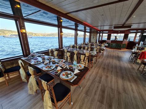 Estambul Almuerzo en crucero por el Estrecho del Bósforo y el Mar