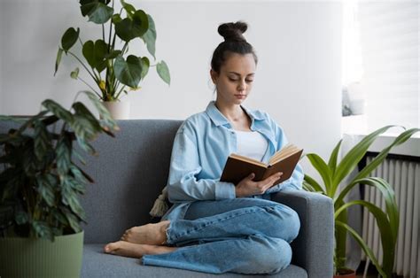 Mujer De Tiro Completo Leyendo En El Sof Foto Gratis