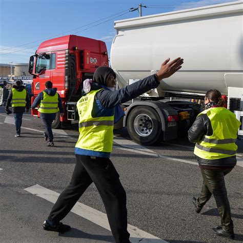 Gilets jaunes un conducteur meurt après avoir percuté un camion