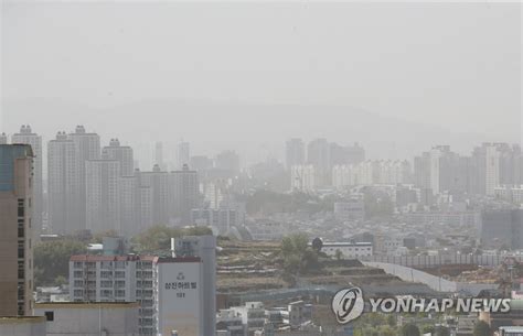 짙은 미세먼지에 회색빛 도시 연합뉴스