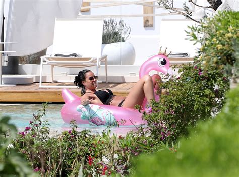 Georgia May Foote en bikini sexy en vacances à Mykonos 26 juillet 2018