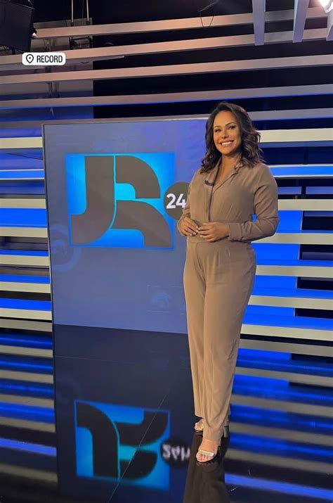 Salcy Lima Está Grávida - Grávida, Salcy Lima exibe barrigão nos bastidores do Jornal da Record