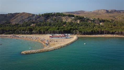 Cosa Resta Delle Spiagge Italiane Sarah Gainsforth Lessenziale