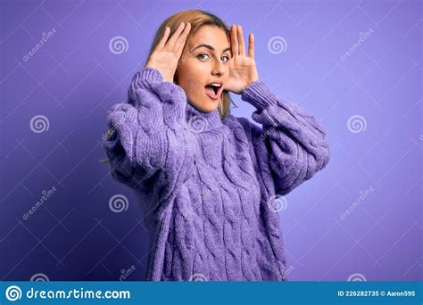 Jeune Belle Femme Blonde Portant Casual Turtleneck Pull Sur Fond Violet