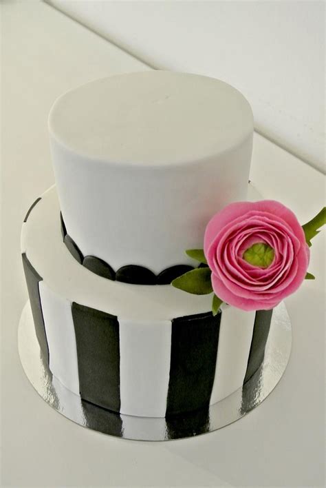 black & white birthday Cake - Decorated Cake by Franci´s - CakesDecor