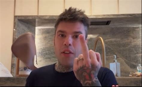 Fedez E Il Dito Medio Verso L Hater Denunciato Per Le Minacce Al Figlio