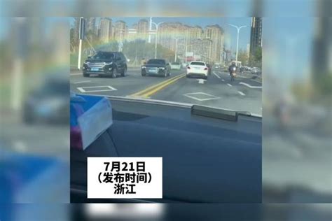 女子横穿马路无视往来汽车，甚至连头都不回一下