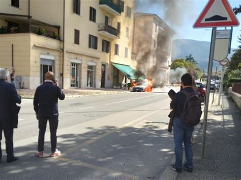 Auto Distrutta Dalle Fiamme In Viale Marconi Video