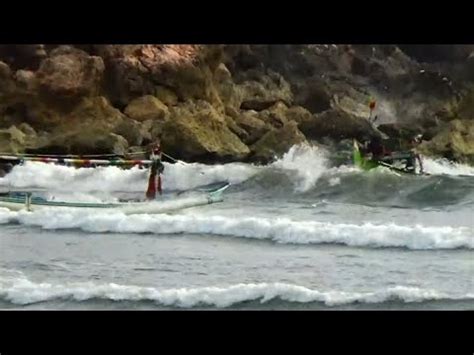 Jukung Dan Speedboats Hantam Ombak Minggu Di Pantai