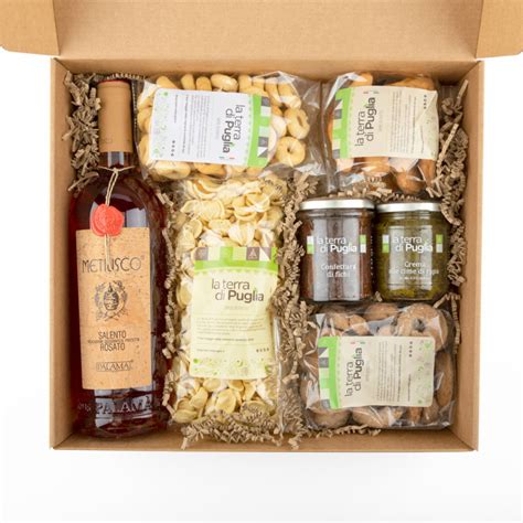 Box Mit Apulischen Produkten Und Einer Flasche Erlesenem Wein