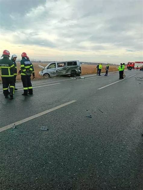 Un microbuz cu copii implicat într un accident grav la ieşirea din