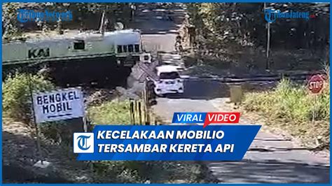 Detik Detik Kecelakaan Mobilio Tersambar Ka Sritanjung Terpental