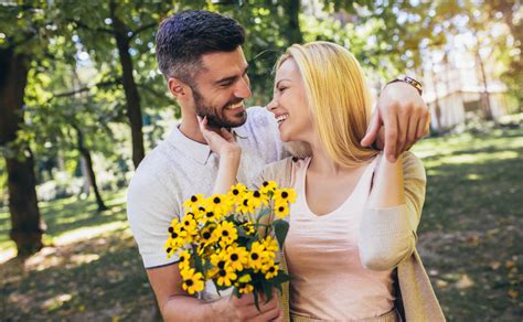 Día del Novio Por qué se regalan flores azules este 3 de octubre a