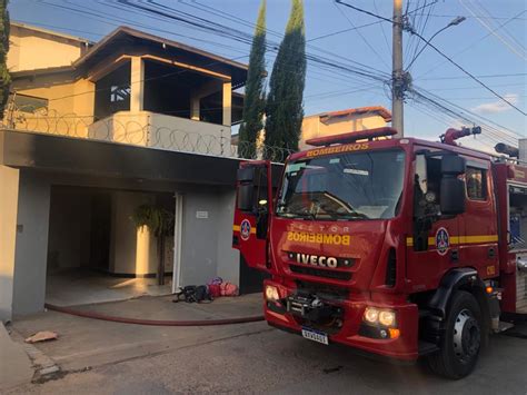 Bombeiros são acionados para controlar incêndio em residência no bairro