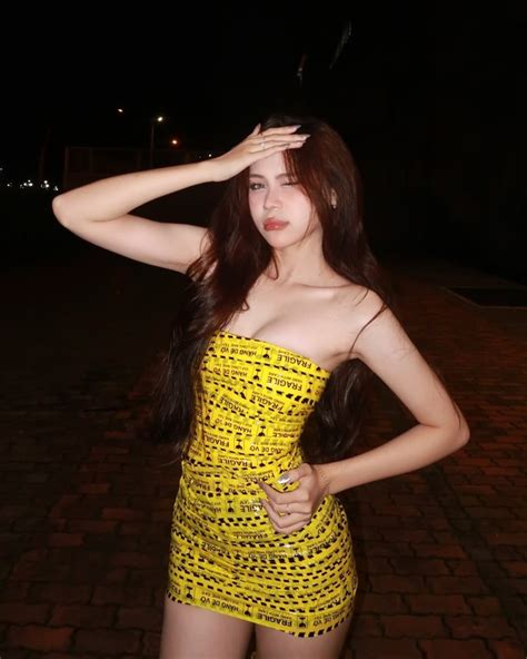 Dàn hot girl tiếp tục khuấy động trend váy băng keo cực nóng bỏng