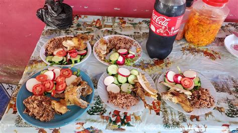 Disfrutando Un Rico Almuerzo Con Una Rica Gallina Asada Que Nos