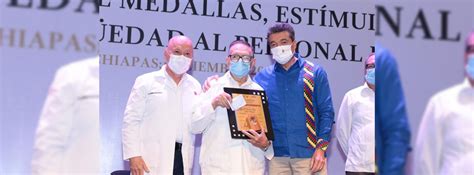 Entrega Rutilio Escandón medallas y estímulos por antigüedad al