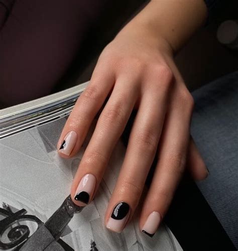Uñas Negras Y Nude Destaca Como Símbolo De Belleza Refinada Amazing2you