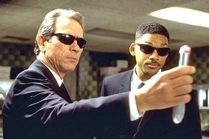 Создать мем "агент кей стирает память, стиратель памяти люди в черном ...