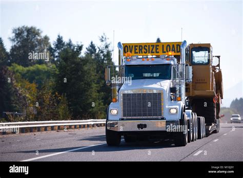 Big Rig Poderoso Blanco Semi Cami N Con Carga Sobredimensionados Firmar