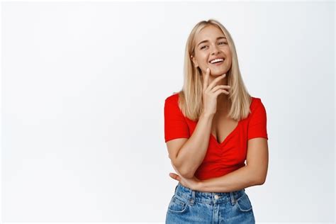 Belle Femme Blonde Riant Souriant Et Regardant Heureux Debout Dans Des Vêtements élégants Sur