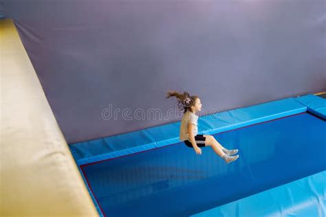 Petite Fille Heureuse Sautant Sur Le Trampoline Au Centre De Remise En