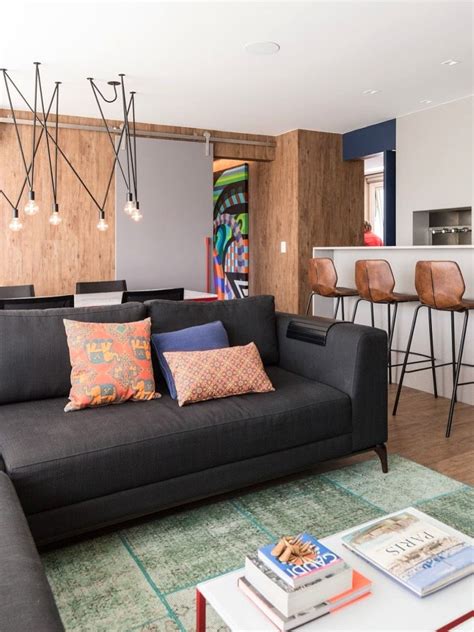 Sala Com Sofa Preto Decorada