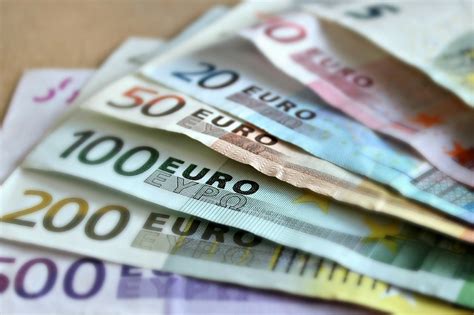 România rămâne la coada Europei Bulgaria a anunțat că va adopta moneda