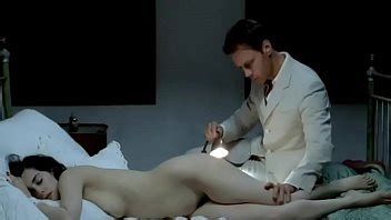 Lápiz labial rojo de Amira Casar en el culo peludo de Anatomy of Hell XVIDEOS