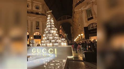 L Albero Di Natale Di Gucci Non Piace Ai Milanesi Sembra Il Deposito