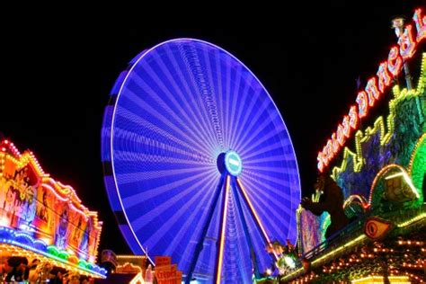 Kostenlose Hintergrundbilder Blaues Und Rotes Riesenrad Während Der