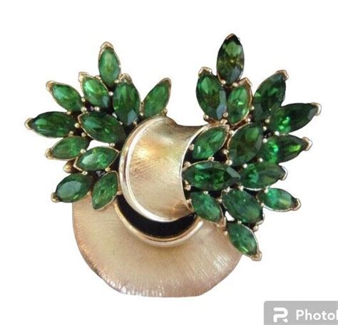 Crown Trifari Emerald Green Marquise Rhinestone Golde Gem