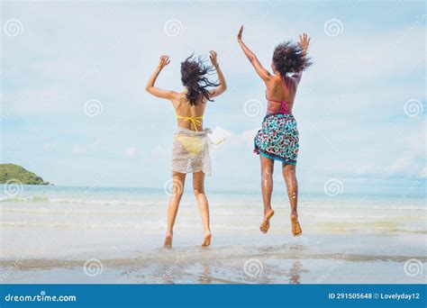 Feliz Mulher De Beleza Em Bikini Pulando Juntos Na Praia Foto de Stock Imagem de chapéu feliz