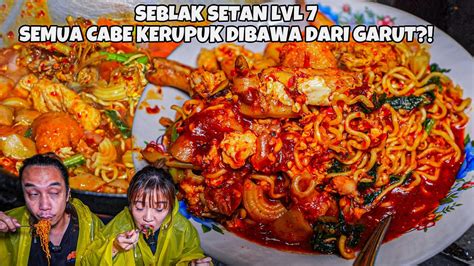 SEBLAK MIE NYEMEK SETAN LVL 7 GEROBAKAN 10RIBUAN SAMBIL UJAN UJANAN