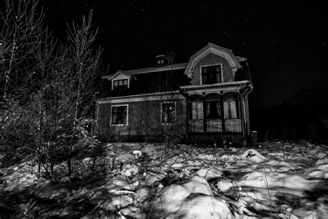 Starry winters night at the abandoned farm next to my own house. : r ...