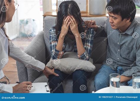 Psychologist Talking With Married Couple About Depression Of Husband