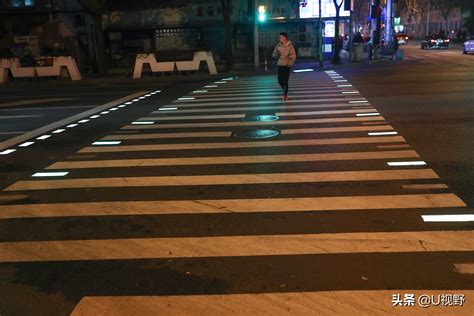 上海街头现会发光斑马线，闪完绿灯闪红灯提醒市民安全过马路 搜狐大视野 搜狐新闻