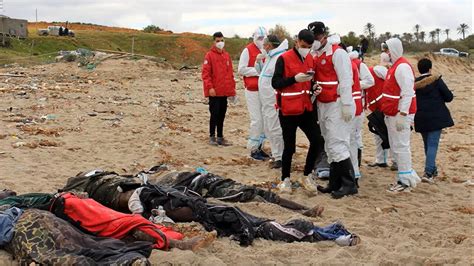 Migranti Naufragio Con Decine Di Vittime Il Mare Restituisce I