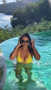 Insta Vid Rg Elizabeth Hurley Yellow Bikini Phun Org Forum
