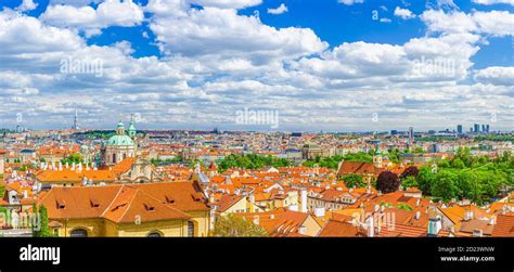 Panorama del centro histórico de la ciudad de Praga con cúpula de la