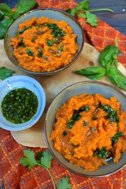 Purée de patates douces et sauce aux herbes et citron vert de Yotam