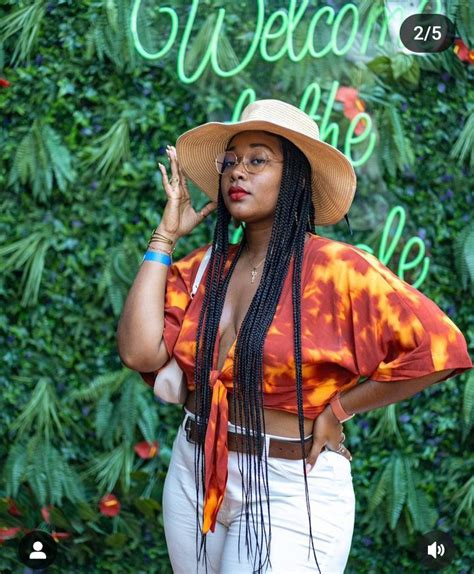 Stylée en jean et crop top le look de Malika fait des ravages sur la