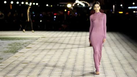 Saint Laurent Eligió La Torre Eiffel Como Pasarela Para Desplegar Todo