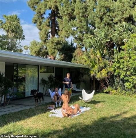 Emily Ratajkowski Showcases Her Phenomenal Figure In A Bikini Daily Mail Online
