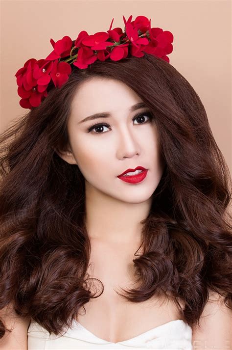 Những bờ môi cong hờ hững của hot girl Việt