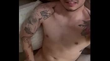 chico tatuado masturbándose XVIDEOS