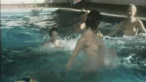 Naked Elisabeth Felchner in Alpenglühn im Dirndlrock