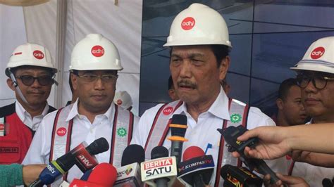 Foto Luhut Minta Maaf Proyek LRT Jabodebek Bikin Macet