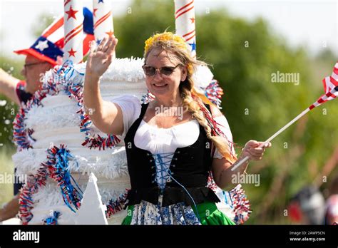 Arlington Texas Usa July 4 2019 Arlington 4th Of July Parade Woman On Float Wearing